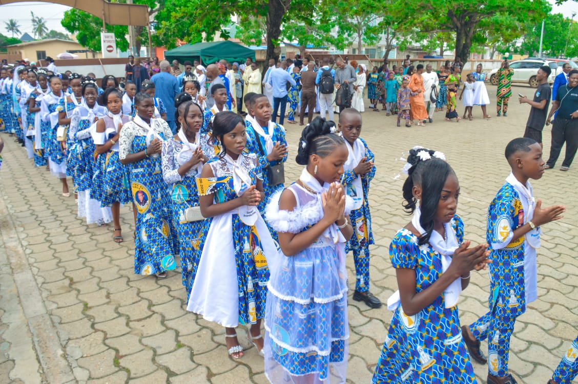 Baptême et Première Communion à Sainte Rita : 150 enfants dans la joie des sacrements